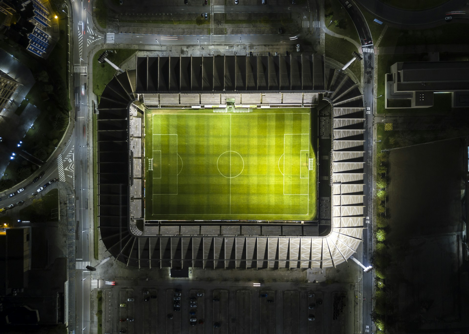 Vista aérea de um estádio de futebol iluminado à noite